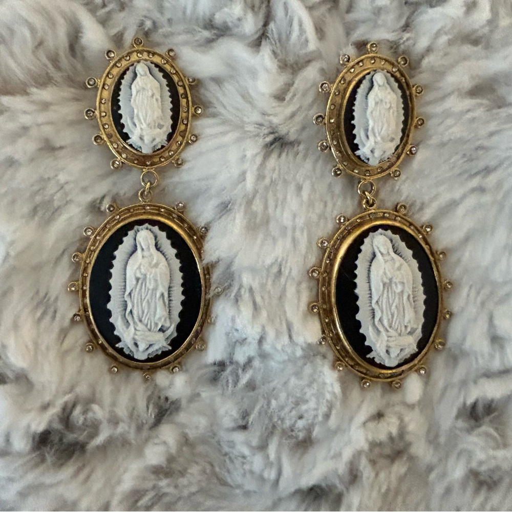 VSA-Virgin Cameo Statement Clip Earrings - Picture 3 of 5